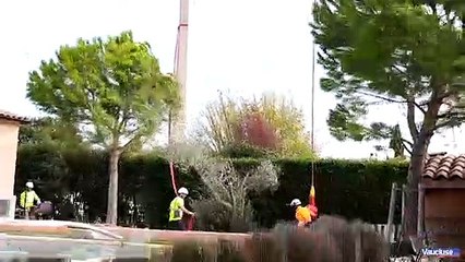 Un Super Puma pour enlever deux poteaux électriques en béton