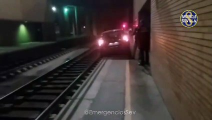 Se despista con el coche y acaba en una vía de la estación de Santa Justa