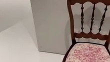 Cadeira antiga mostra como eram os brinquedos para adultos de antigamente