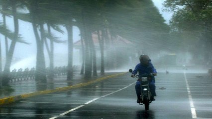 Momento en que una moto invade el carril contrario y se estrella de frente contra otro ciclomotor