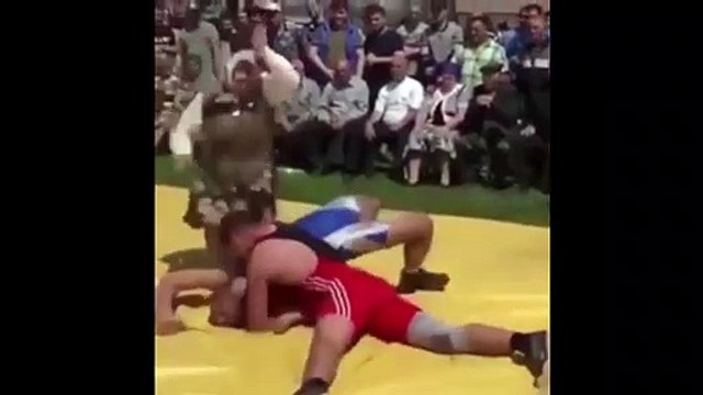 Une maman vient aider son fils en difficulté pendant un combat de lutte