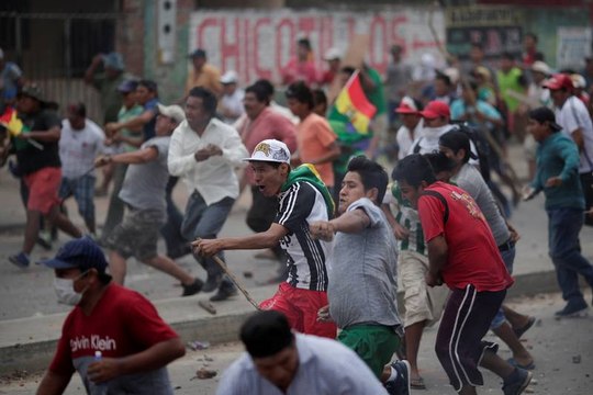 Decenas de heridos durante un feroz enfrentamientos entre seguidores y opositores de Morales en Bolivia