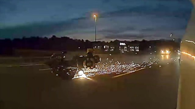 Un motard percute une voiture et accuse l'automobiliste, sauf que c'est une Tesla