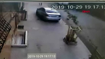 Esenyurt'ta otomobilin 7 yaşındaki çocuğa çarpma anı kamerada