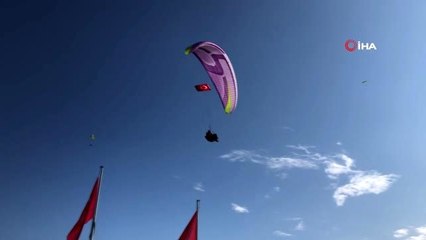 Yamaç paraşütçüleri Cumhuriyet uçuşu yaptılar