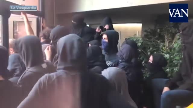 La batalla por poder asistir a clase en las universidades de Barcelona