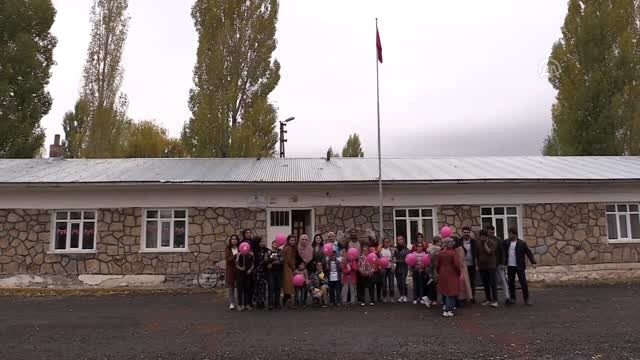 Cumhuriyet Bayramı'nda açtıkları kütüphane ile çocukların yüzü güldü