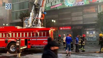Los disturbios en Chile acaban en un gran incendio en el centro de Santiago