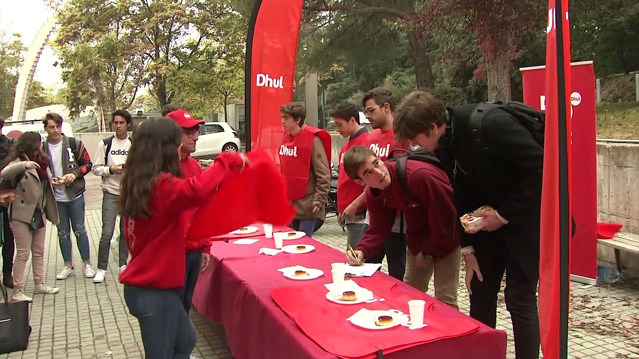 Cientos de universitarios participan en un conc...