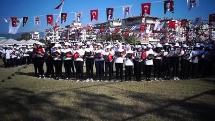Antalya bedenleriyle ay yıldız oluşturup, kumaşları birleştirerek türk bayrağı yaptılar