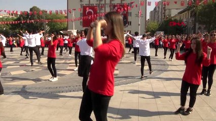 Manisa'da 1923 kişi harmandalı oynadı