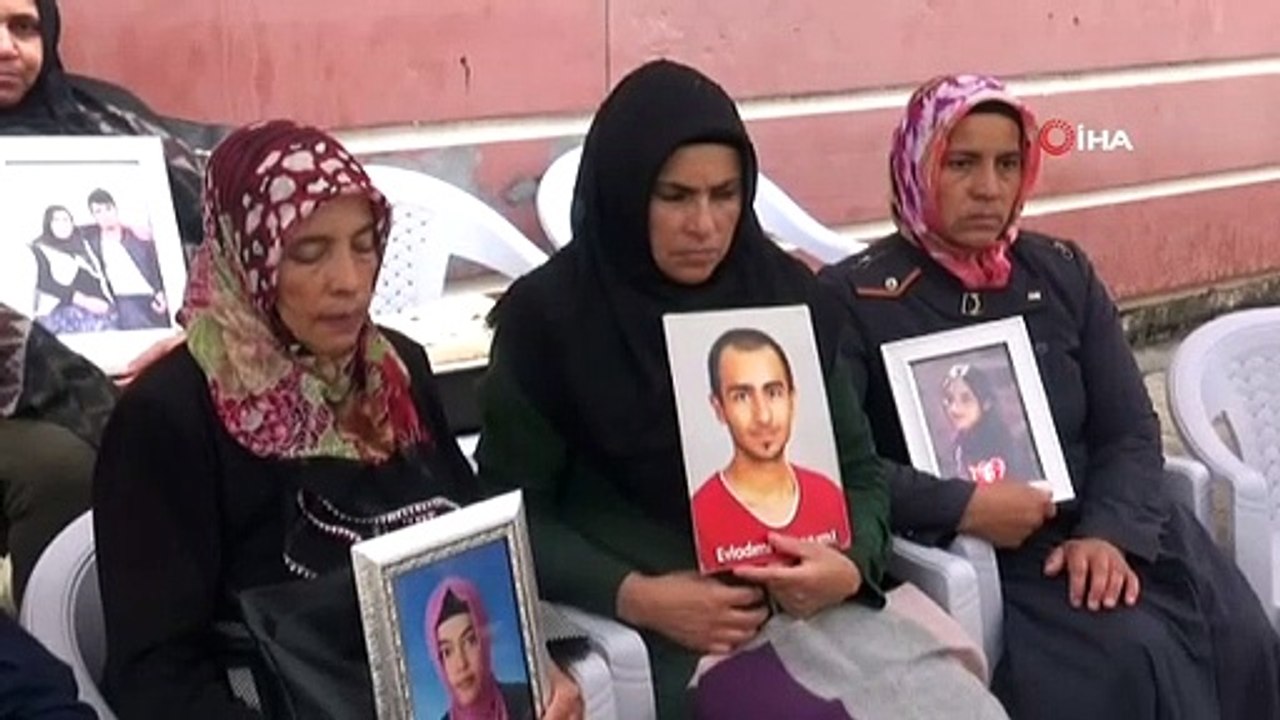 Yağışlı ve soğuk havaya aldırmadan evlat nöbetini sürdürüyorlar