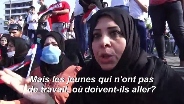 Des Irakiens continuent de manifester à Bagdad, défiant le couvre-feu