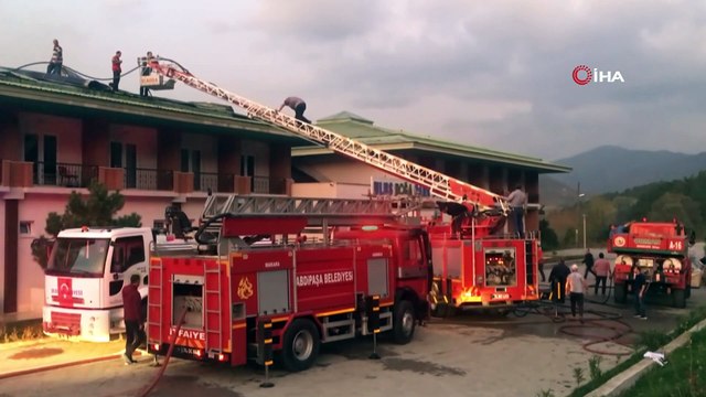 Otel çatısında yangın paniği...Çatıdan yükselen dumanlar gökyüzünü sardı
