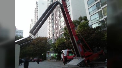 이삿짐 사다리차 꺾여 주차된 승용차 덮쳐 / YTN