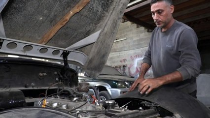 منير الشندي فلسطيني يهوى تصليح السيارات الكلاسيكية القديمة في غزة