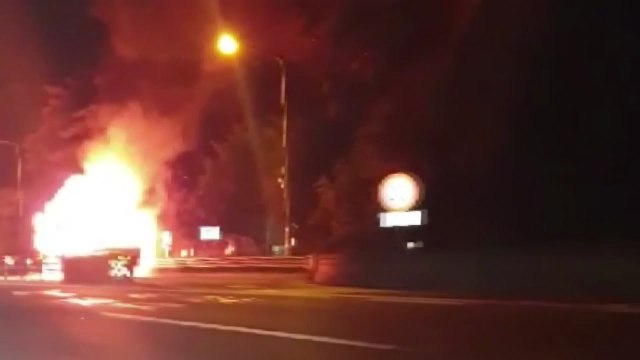 고속도로 졸음쉼터 화물차 화재...전소 / YTN