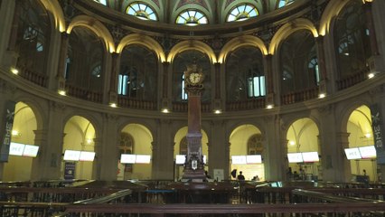 El Ibex 35 cae un 0,35 % aunque consigue salvar los 9.400 puntos