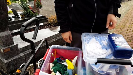 DNA - L'autoentrepreneure Séverine Slusarz ('Eternel Jardin'), 40 ans, nous présente son travail au cimetière de Hoerdt