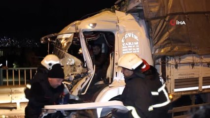 Sebze yüklü kamyon tıra arkadan çarptı: 2 yaralı