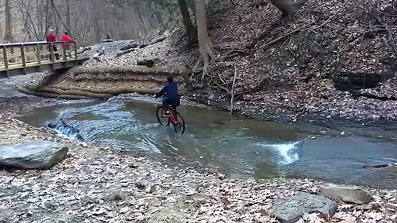 Vélo dans la rivière, il glisse sur un rocher ! Quelle drôle d'idée...