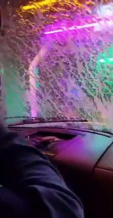 Car Wash d'Halloween : déguisé ce garagiste nettoie la voiture en faisant peur aux passagers !