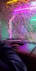 Car Wash d'Halloween : déguisé ce garagiste nettoie la voiture en faisant peur aux passagers !