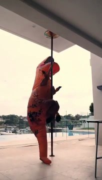 Pole dance.. par un Tyrannosaure T-Rex Lol !