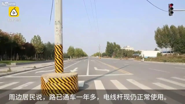 En chine ils mettent les poteaux électriques.. en plein milieu des routes