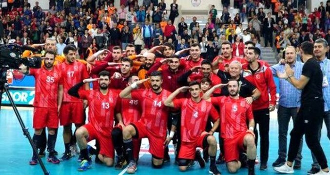 Olympiakos, asker selamı veren Durmuş Ali Tınkır'ın sözleşmesini feshetti!