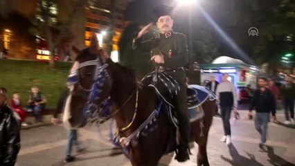 Atla şehir meydanında gezip Atatürk'ü canlandırdı