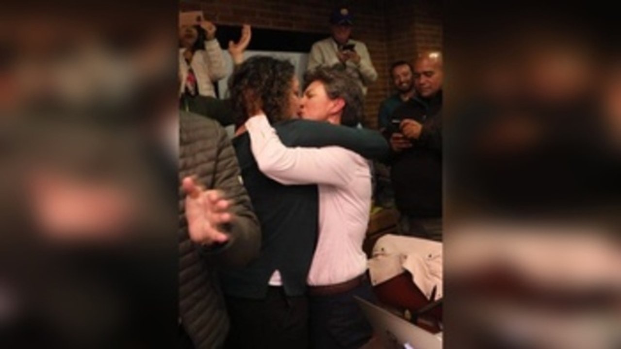 Alcaldesa electa de Bogotá inspira el desafío del beso en redes de Colombia