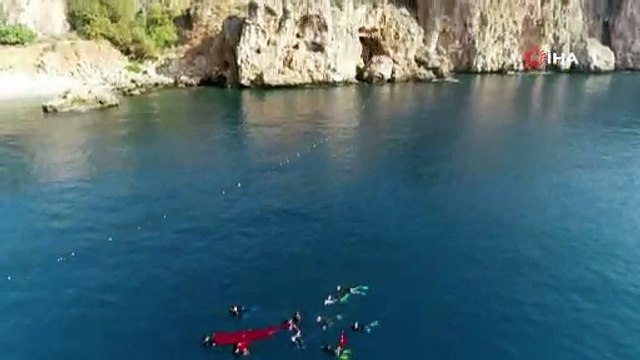 Akdeniz sularında dalgıçlardan Türk bayrağı ve asker selamı