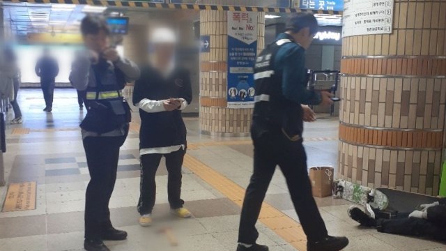 서울 지하철 4호선 흉기 난동...50대 추적 / YTN