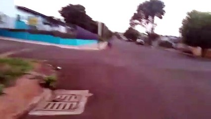 ‘Um perigo’, diz moradora sobre fiação solta na Avenida Uirapuru