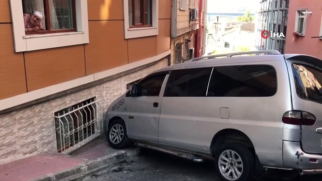 Sokaktan yokuş aşağıya dönüş yapmaya çalıştı, binaya çarptı