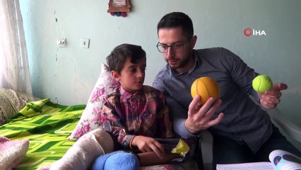 Kaza geçirdiği için okula gidemeyen öğrencisine evde ders veriyor