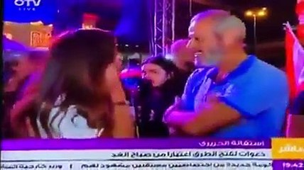 شاهد متظاهرون لبنانيون يستهزئون بمذيعة "OTV" (فيديو)