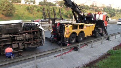 İETT otobüsü park halindeki kamyonete çarptı: 1 yaralı