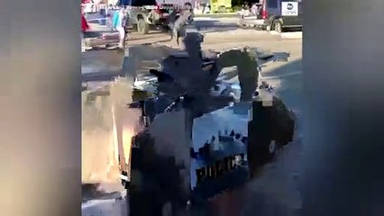 Yürüme engelli genç, Cadılar Bayramı için tekerlekli sandalyesini polis arabasına çevirdi