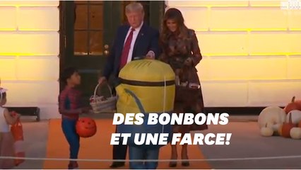 Скачать видео: La façon dont Trump distribue ses bonbons à Halloween vaut le détour