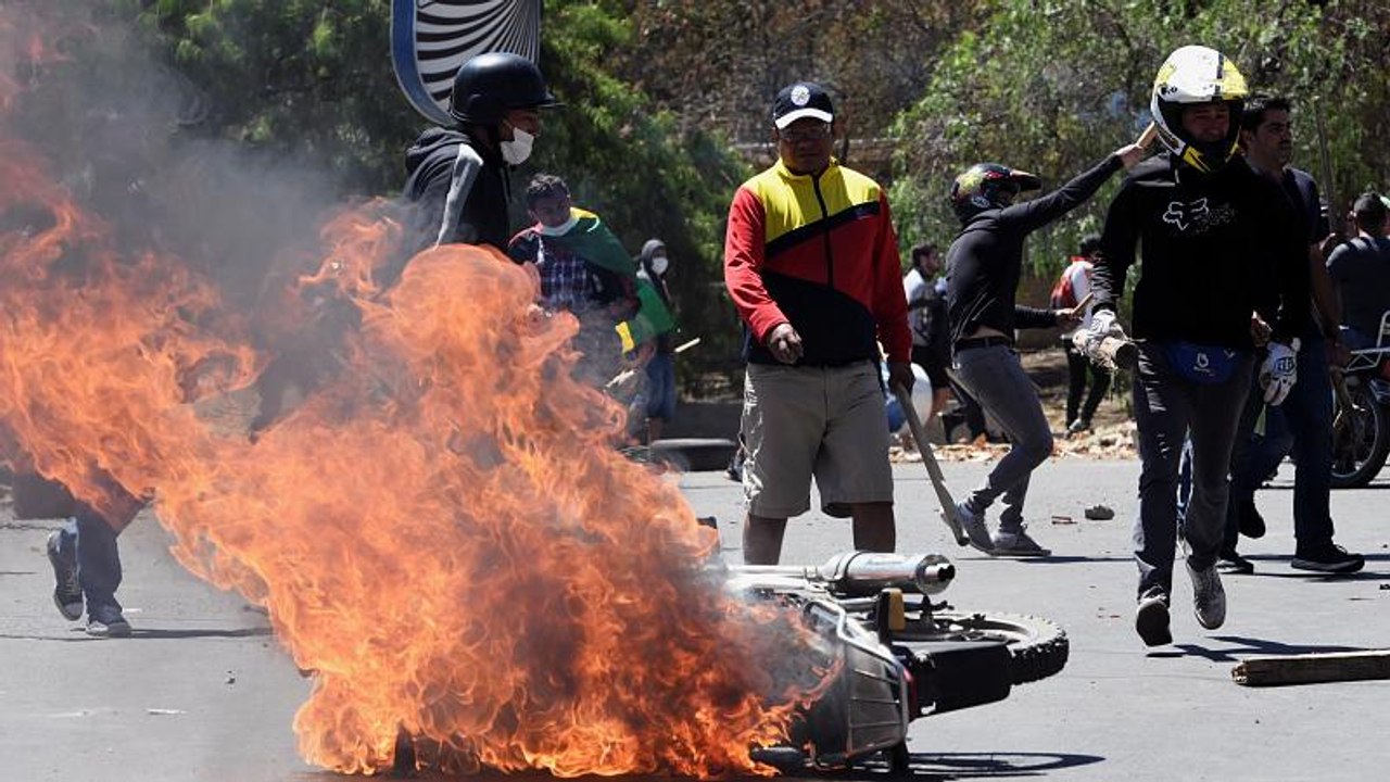 Decenas de heridos en la violenta batalla boliviana entre partidarios de Morales y de Mesa