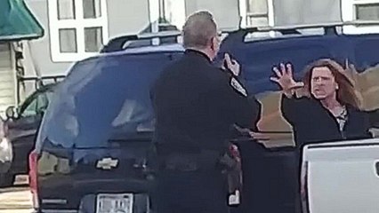 Download Video: Une femme utilise le côté obscur de la Force pour repousser un policier