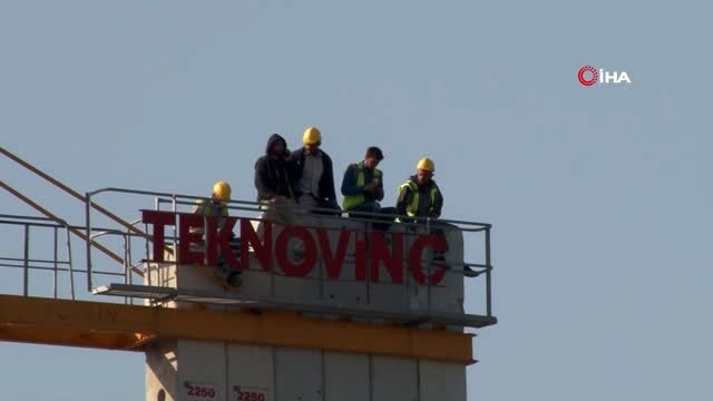 İşçilerden vinç tepesinde maaş eylemi