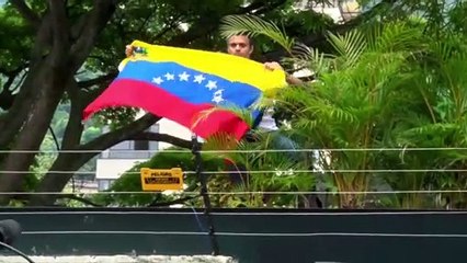 下载视频: Leopoldo López cumple seis meses en la Embajada española