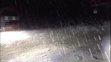 Cıbıltepe Kayak Merkezi'ne mevsimin ilk karı yağdı