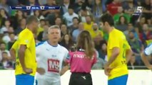 Une arbitre avertit le joueur de foot, Kaka... et prend un selfie en plein match !