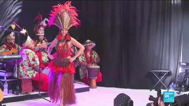 Chocolate-filled fashion show opens 'Salon du Chocolat' in Paris