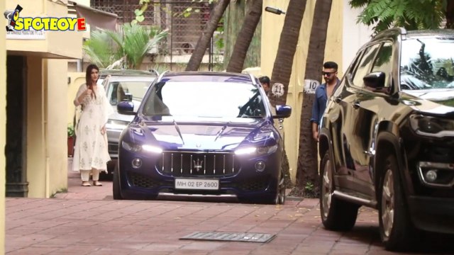 Spotted Arjun Kapoor & Kriti Sanon at Ashutosh Gowarikers house