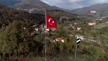 Cumhuriyet Bayramı'nda köylerine 5 metrelik bayrak astılar